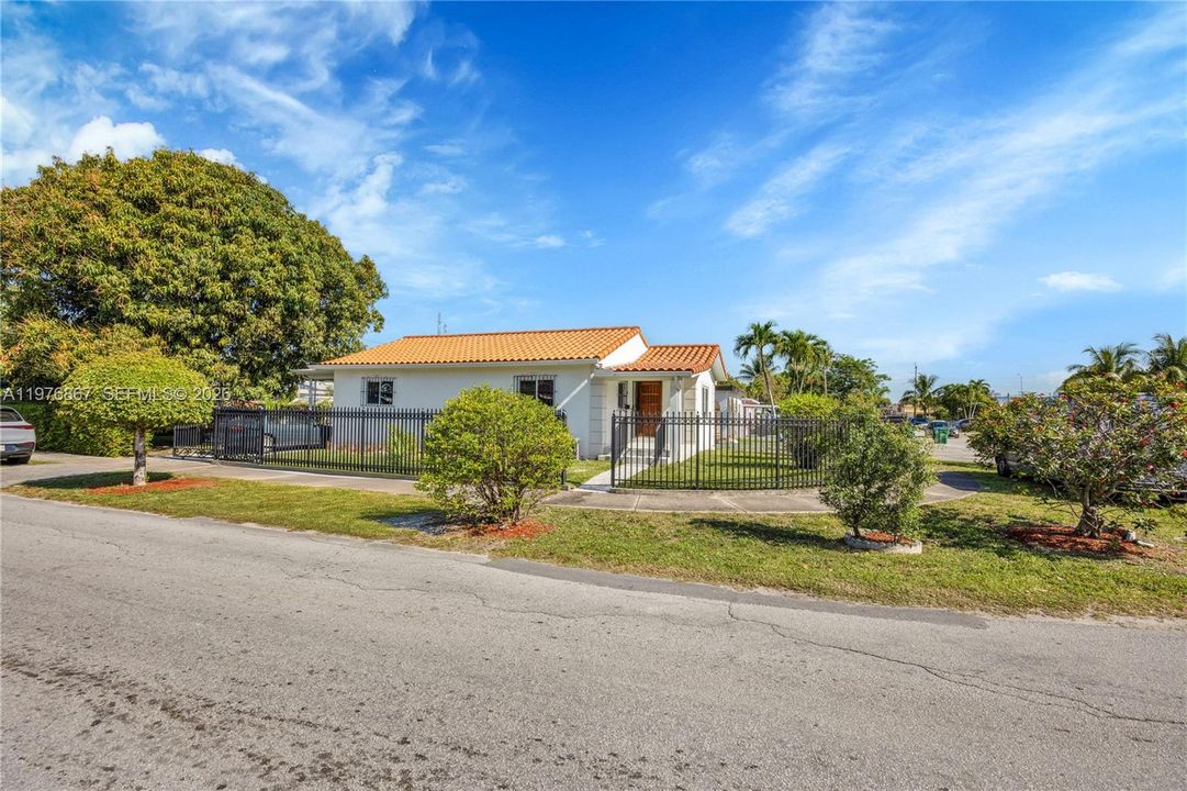 Active With Contract: $2,900 (2 beds, 1 baths, 1015 Square Feet)