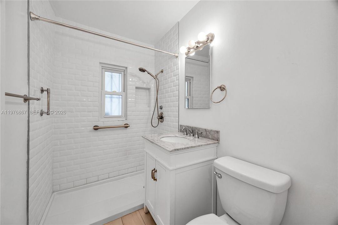 Active With Contract: $2,900 (2 beds, 1 baths, 1015 Square Feet)