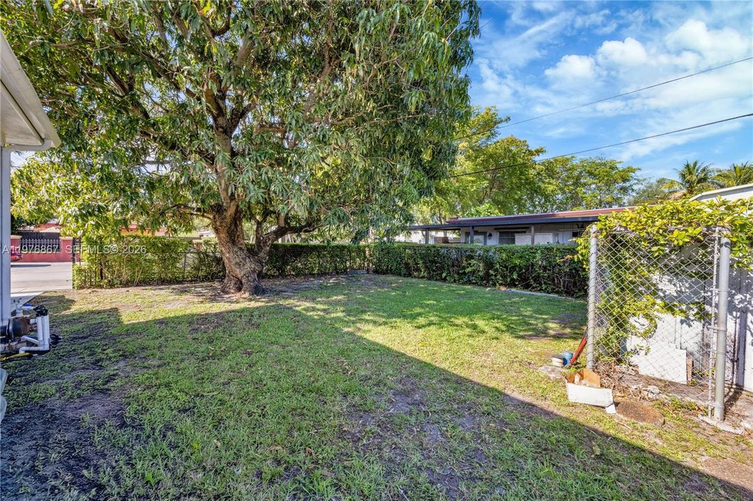 Active With Contract: $2,900 (2 beds, 1 baths, 1015 Square Feet)