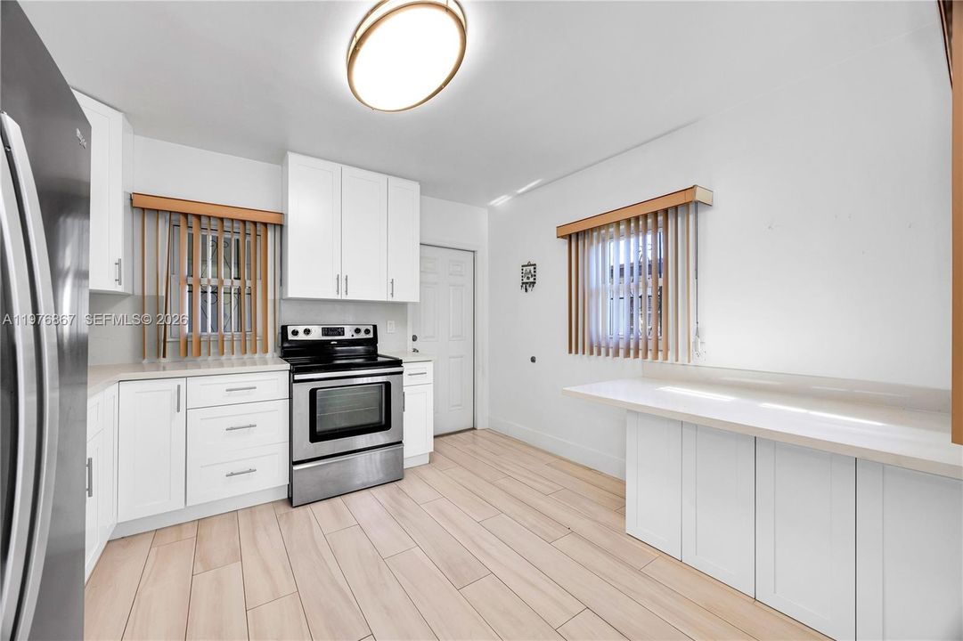 Active With Contract: $2,900 (2 beds, 1 baths, 1015 Square Feet)