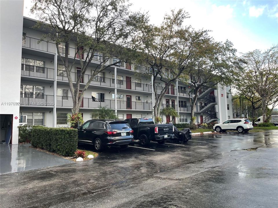 For Sale: $114,900 (1 beds, 1 baths, 702 Square Feet)