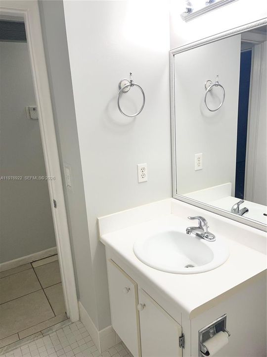 For Sale: $114,900 (1 beds, 1 baths, 702 Square Feet)