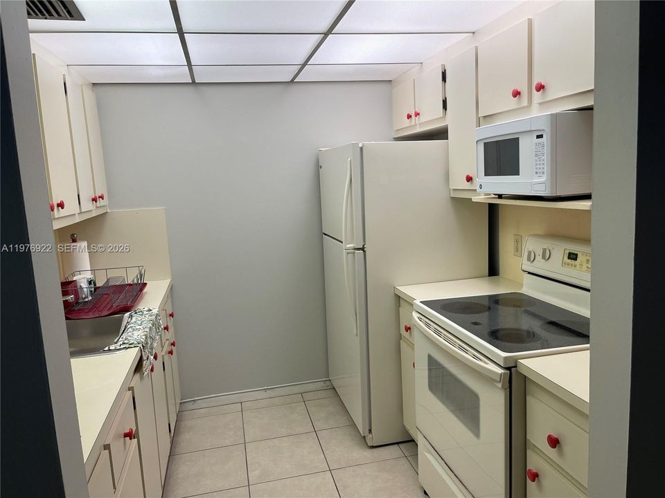 For Sale: $114,900 (1 beds, 1 baths, 702 Square Feet)