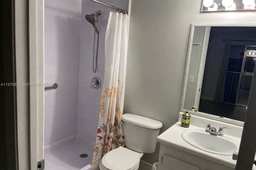 For Sale: $114,900 (1 beds, 1 baths, 702 Square Feet)