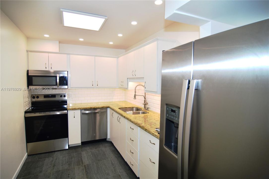 На продажу: $210,000 (2 спален, 2 ванн, 1238 Квадратных фут)