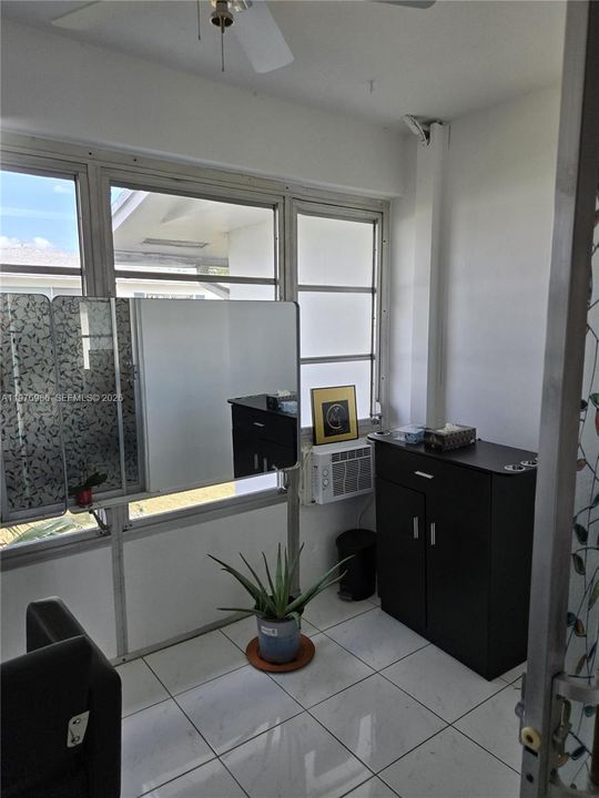 For Sale: $145,000 (1 beds, 1 baths, 595 Square Feet)