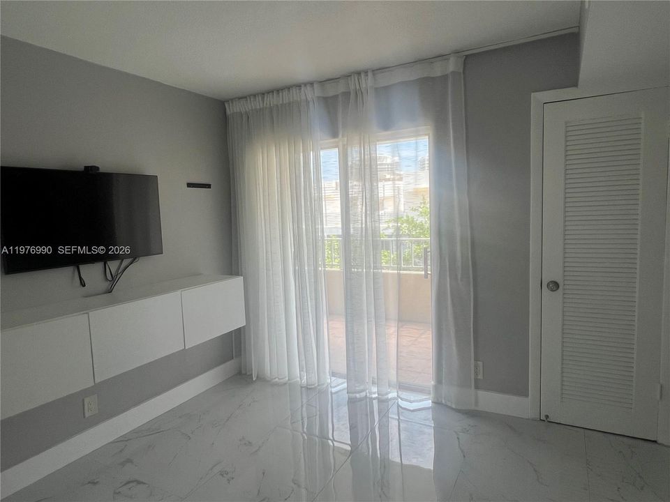 For Sale: $525,000 (2 beds, 2 baths, 744 Square Feet)