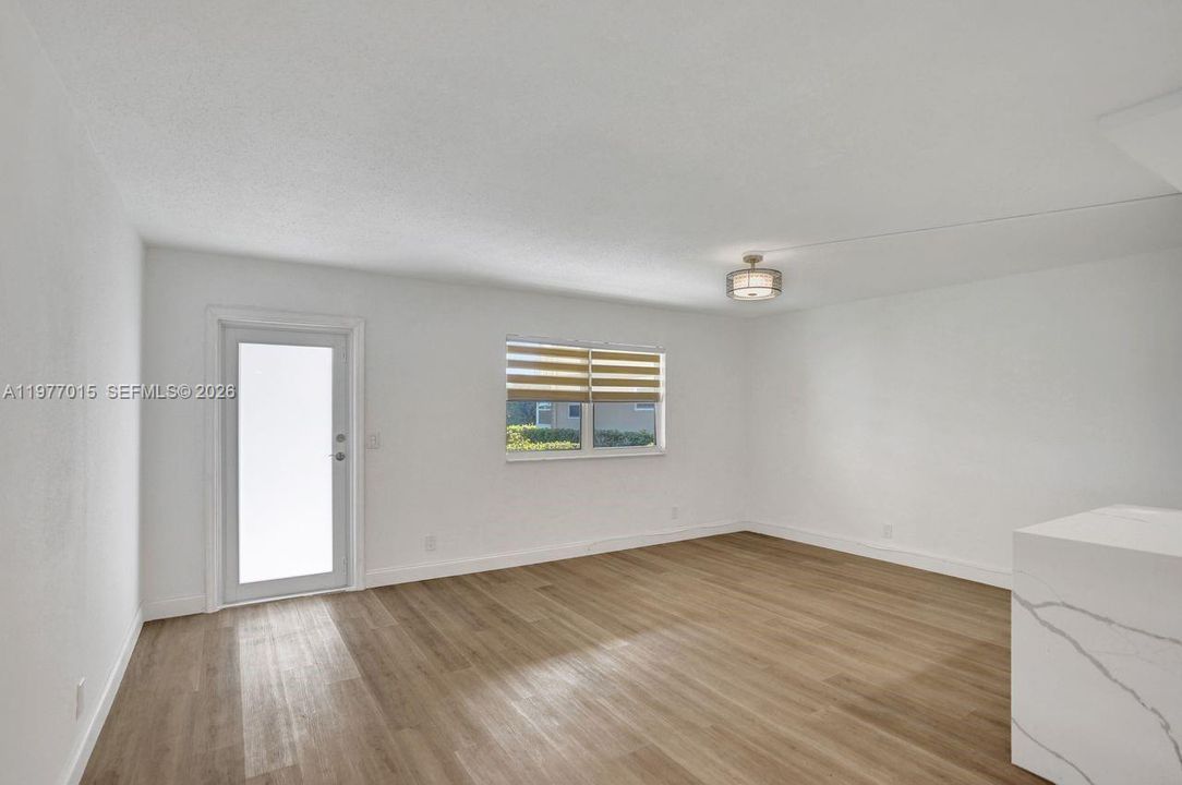 For Sale: $119,000 (1 beds, 1 baths, 720 Square Feet)