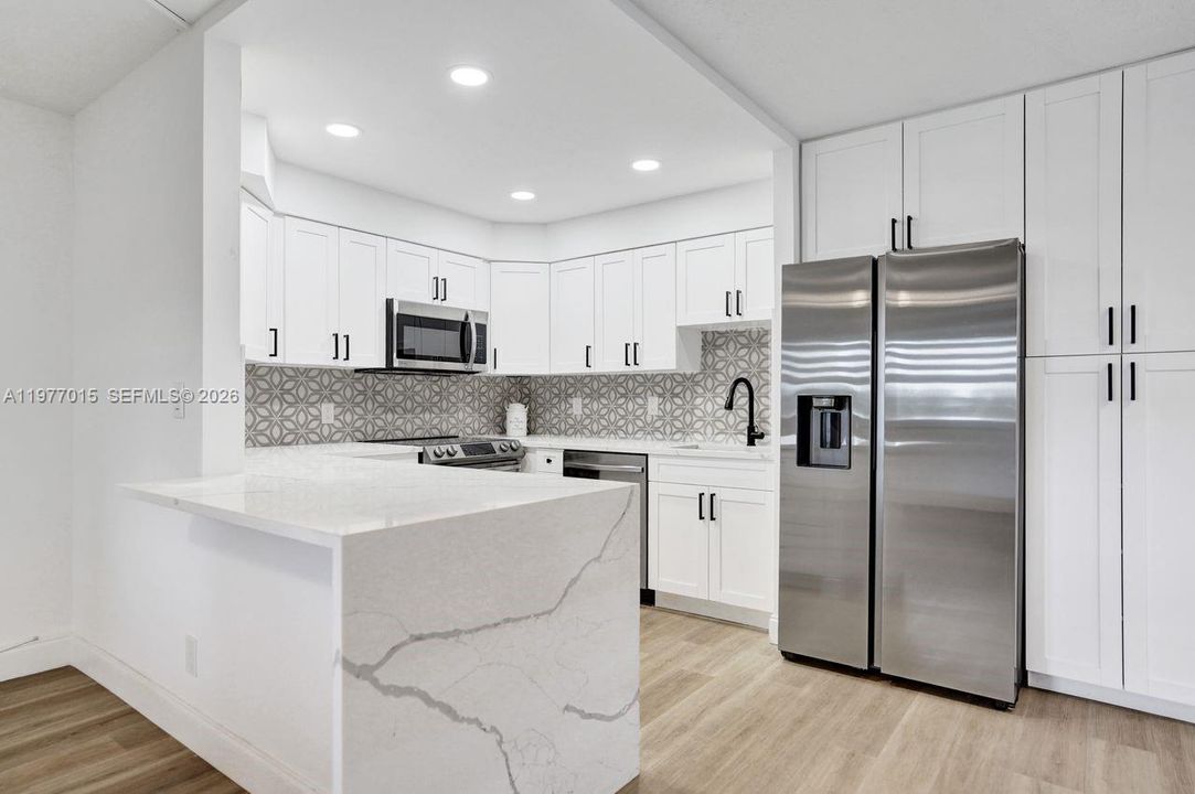For Sale: $119,000 (1 beds, 1 baths, 720 Square Feet)
