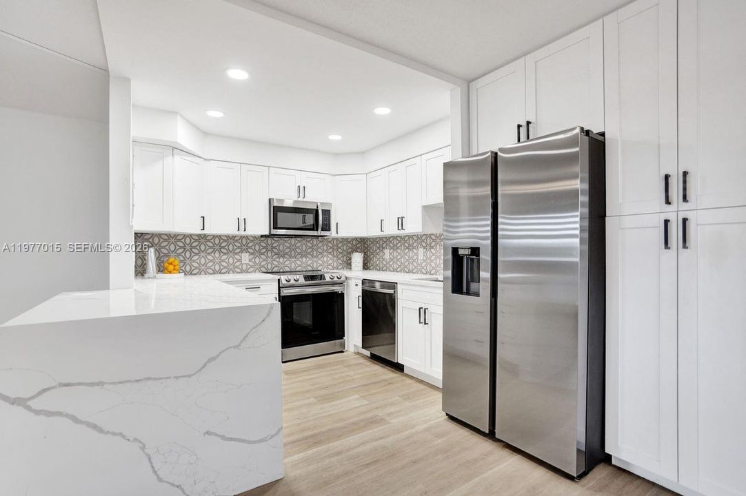 For Sale: $119,000 (1 beds, 1 baths, 720 Square Feet)