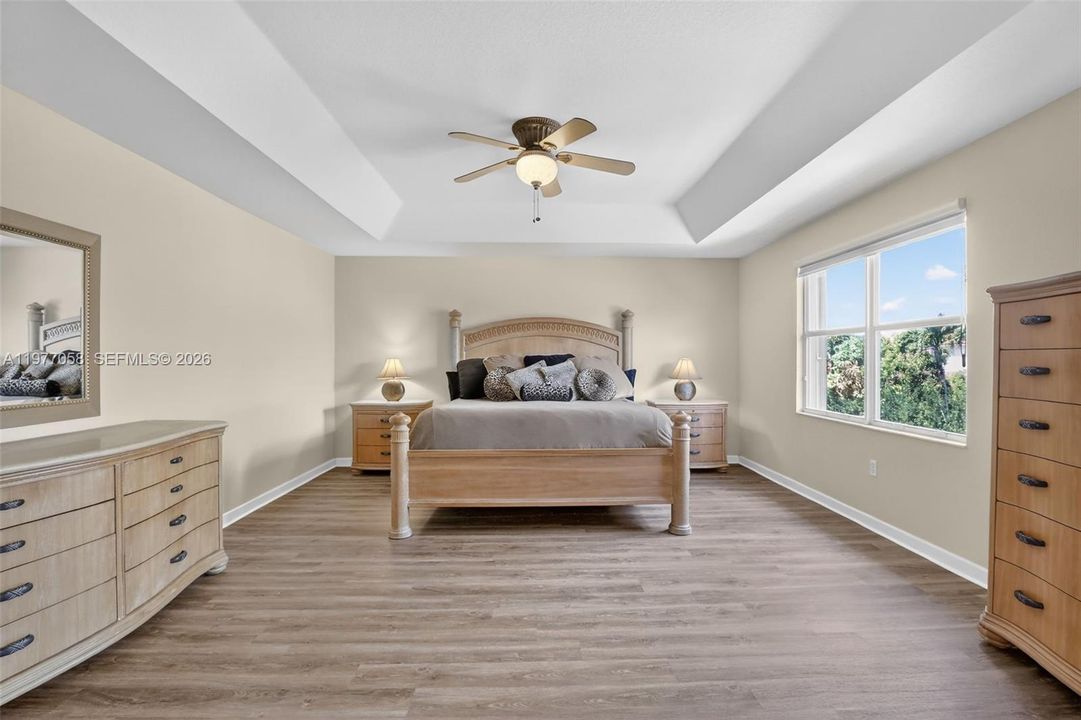 合同活跃: $1,350,000 (5 贝兹, 5 浴室, 4225 平方英尺)