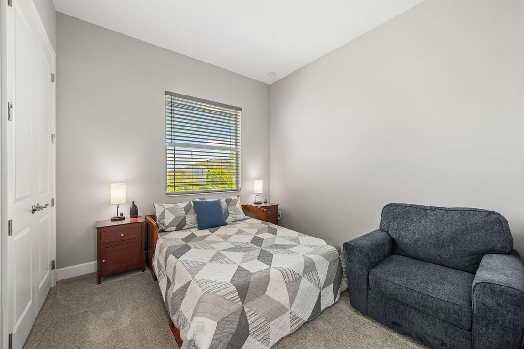 Guest Bedroom - Upstairs