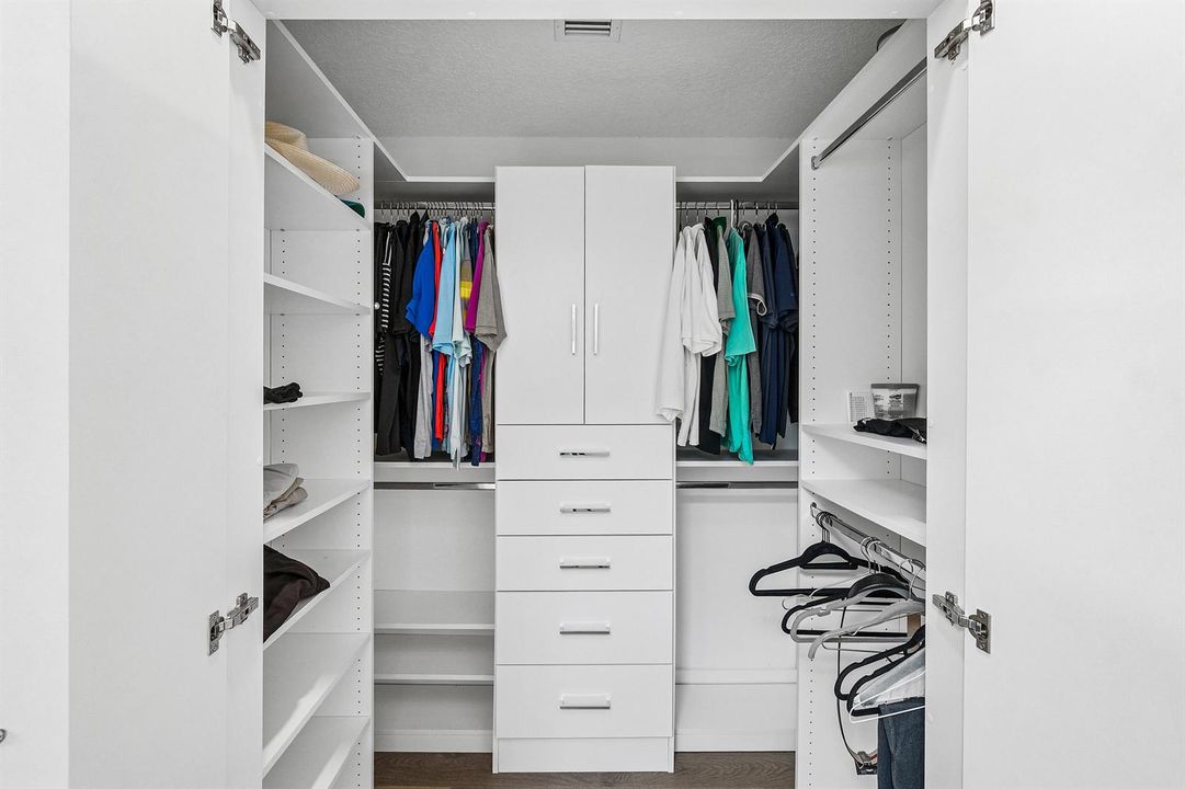 Walk-In Closet (1)