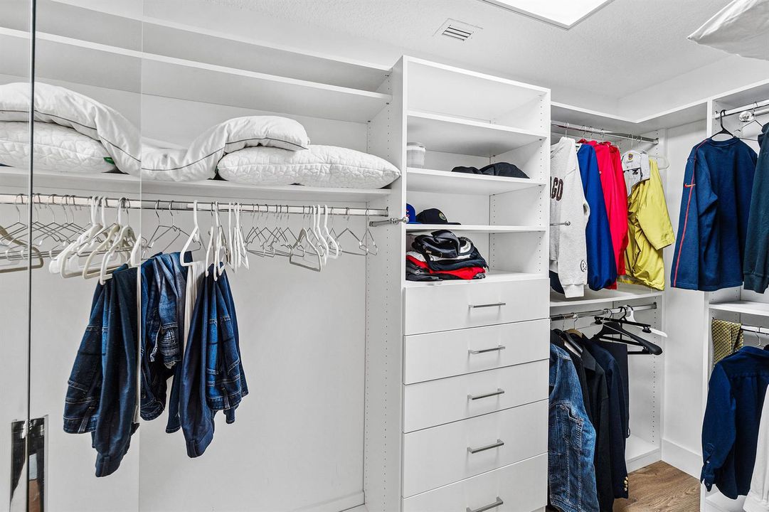 Walk-In Closet (2)