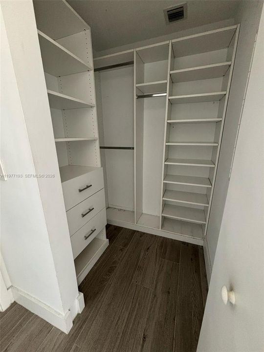 For Sale: $520,000 (1 beds, 1 baths, 673 Square Feet)