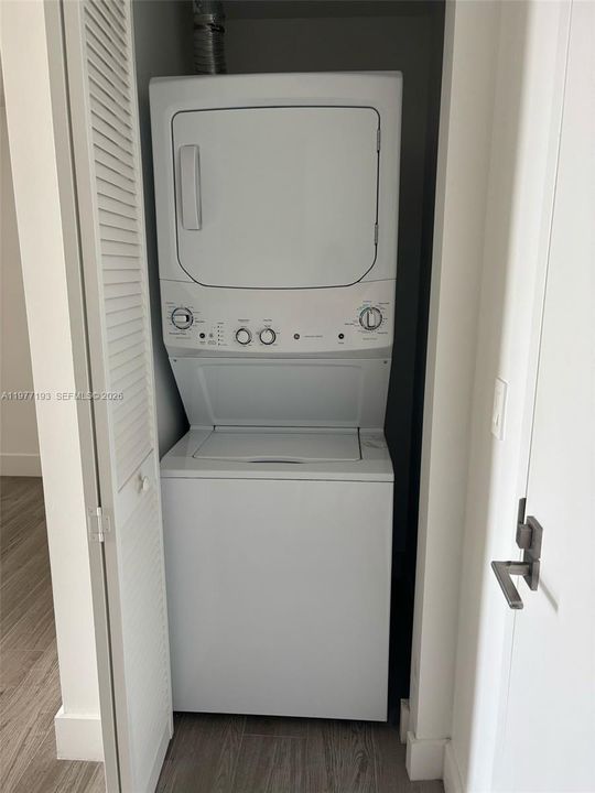 For Sale: $520,000 (1 beds, 1 baths, 673 Square Feet)