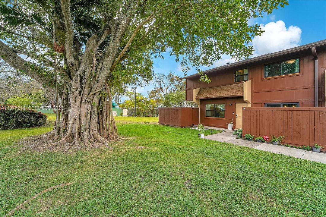 На продажу: $389,000 (2 спален, 2 ванн, 1330 Квадратных фут)