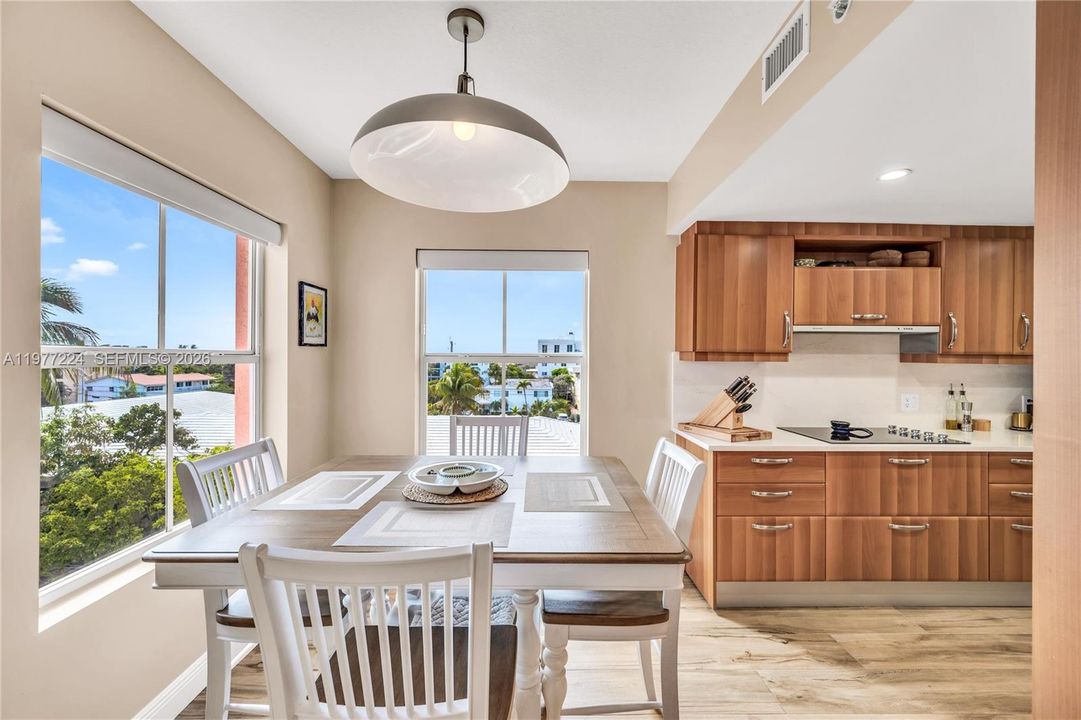 На продажу: $1,425,000 (3 спален, 2 ванн, 2056 Квадратных фут)