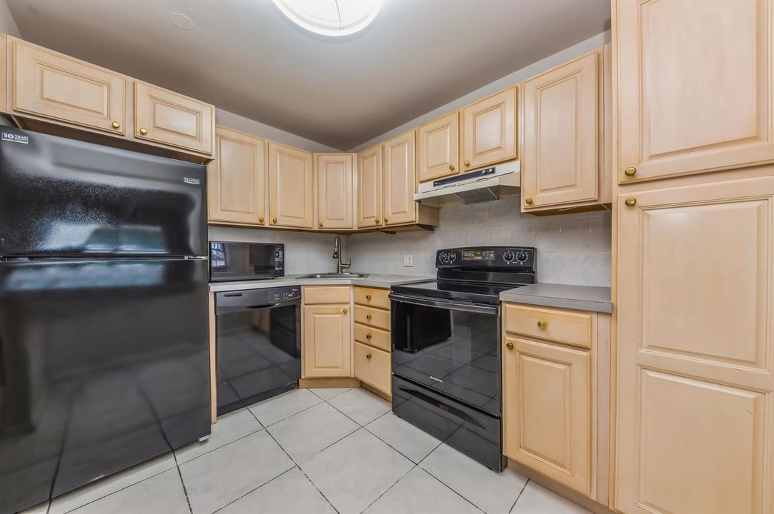 06_2403LowsonBlvd_UnitC_5_Kitchen_HiRes