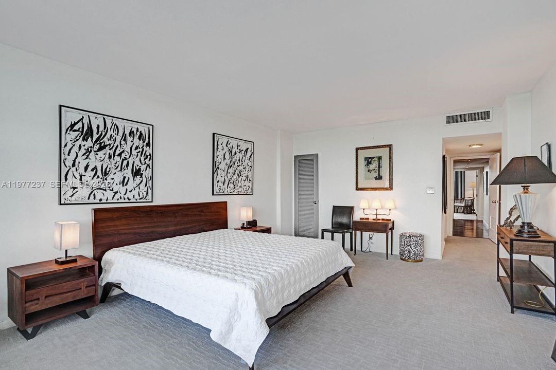 Под контрактом: $860,000 (2 спален, 2 ванн, 1940 Квадратных фут)