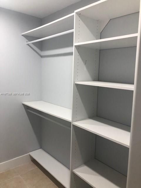 合同活跃: $229,000 (1 贝兹, 1 浴室, 841 平方英尺)