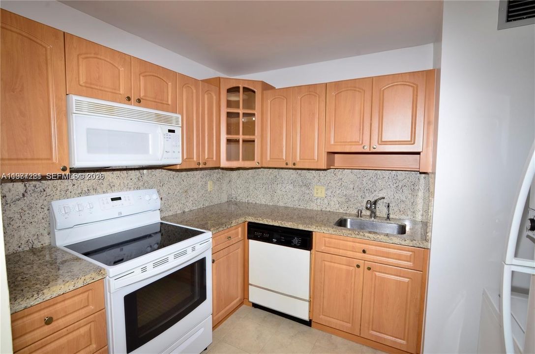 На продажу: $265,000 (1 спален, 1 ванн, 833 Квадратных фут)