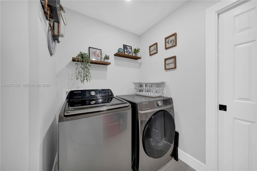En Venta: $659,000 (3 camas, 2 baños, 1684 Pies cuadrados)