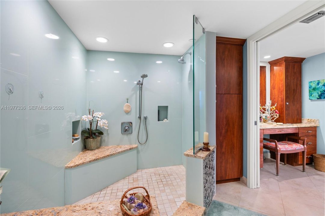 En Venta: $2,295,000 (2 camas, 2 baños, 2010 Pies cuadrados)