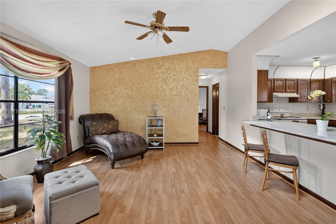 En Venta: $295,000 (3 camas, 2 baños, 1160 Pies cuadrados)