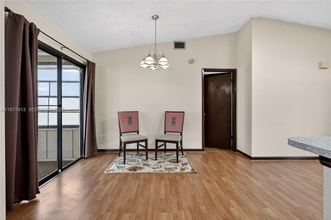 En Venta: $295,000 (3 camas, 2 baños, 1160 Pies cuadrados)