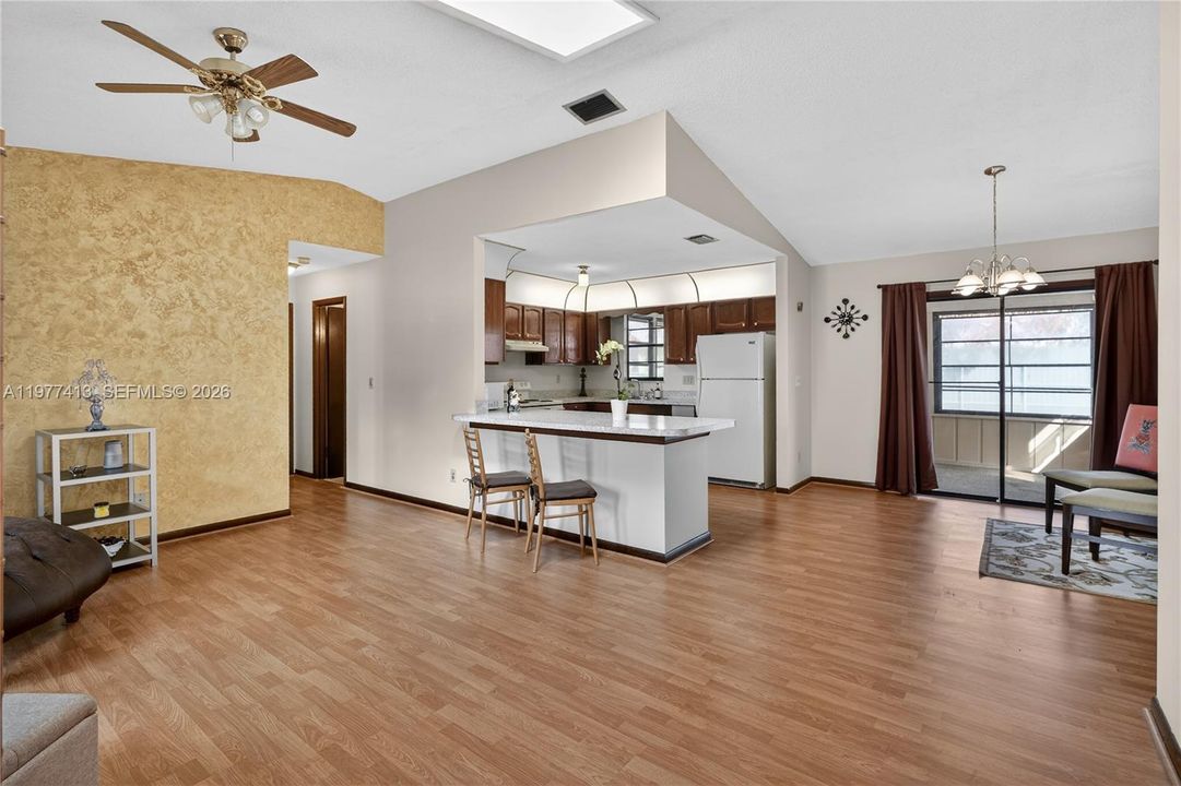 En Venta: $295,000 (3 camas, 2 baños, 1160 Pies cuadrados)