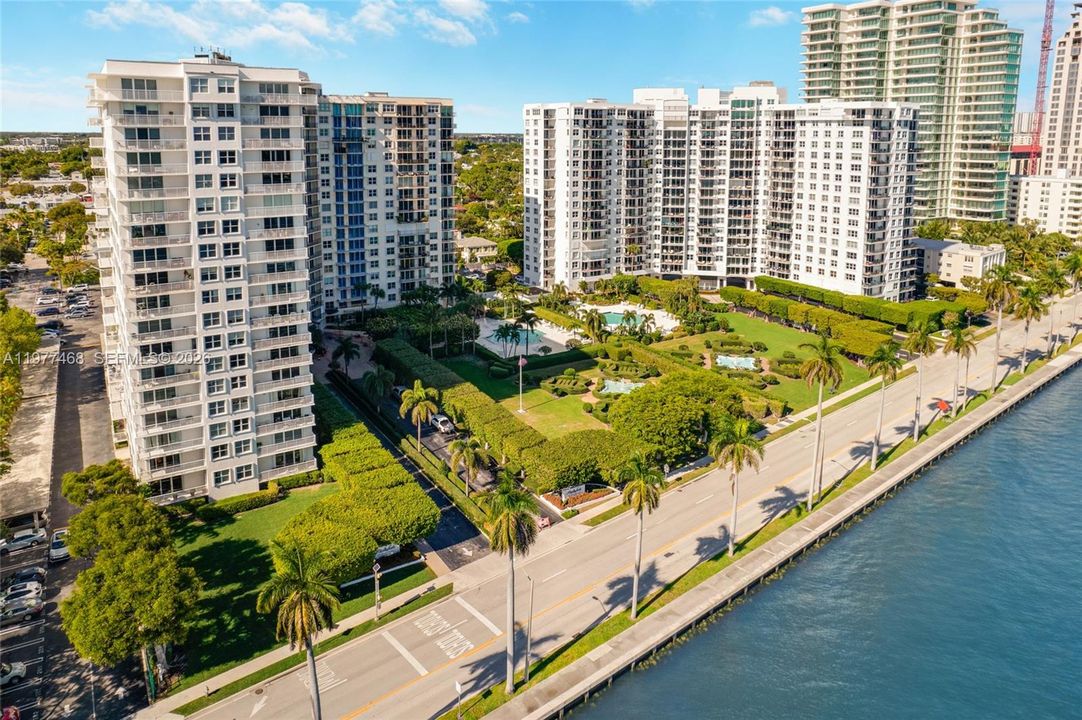 For Sale: $975,000 (2 beds, 2 baths, 1363 Square Feet)