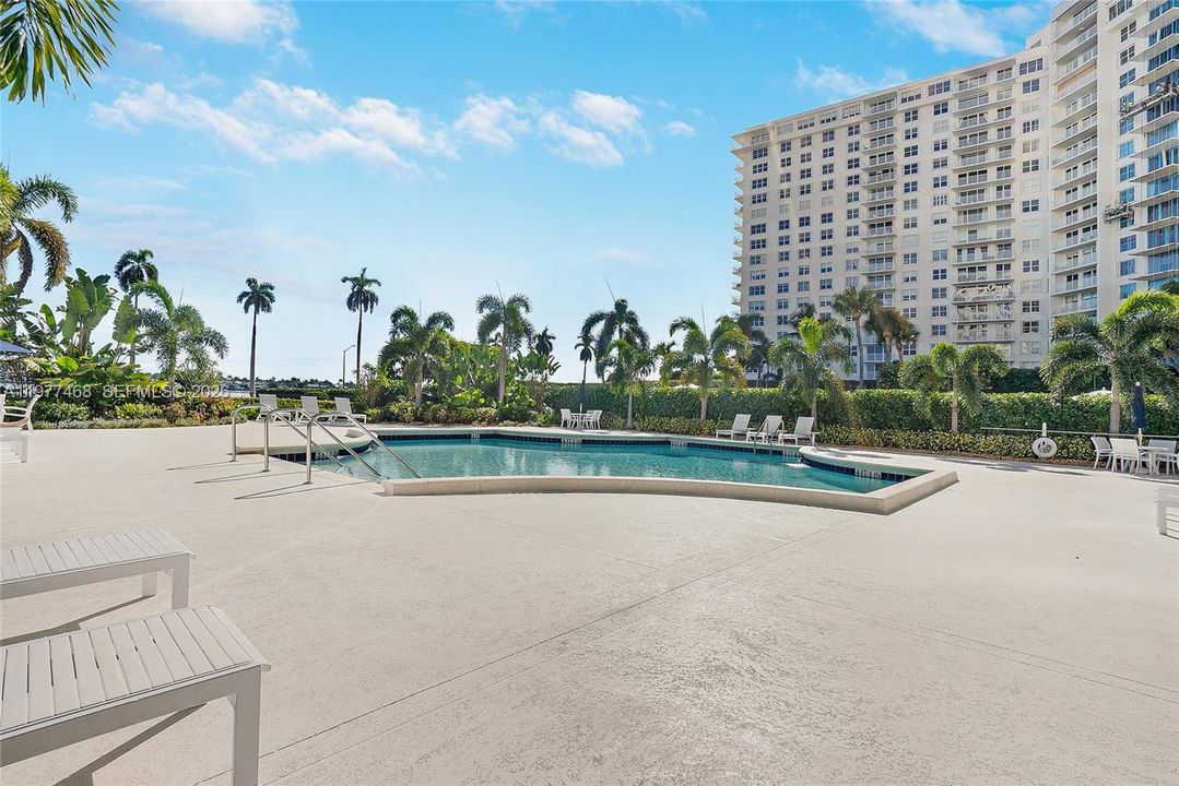 For Sale: $975,000 (2 beds, 2 baths, 1363 Square Feet)