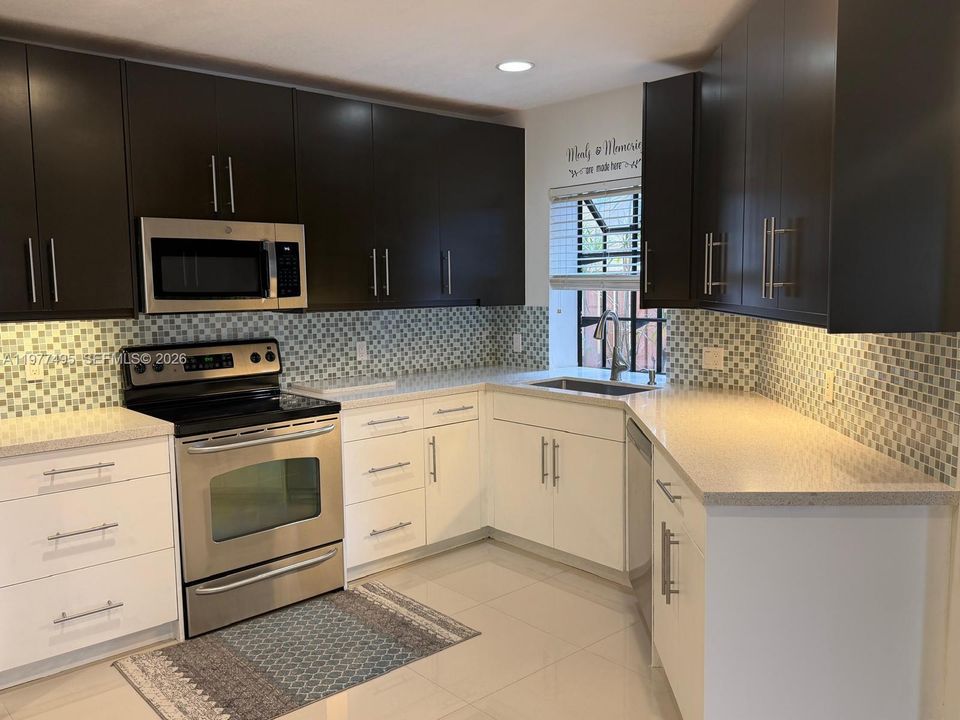 Activo con contrato: $215,000 (3 camas, 2 baños, 1442 Pies cuadrados)