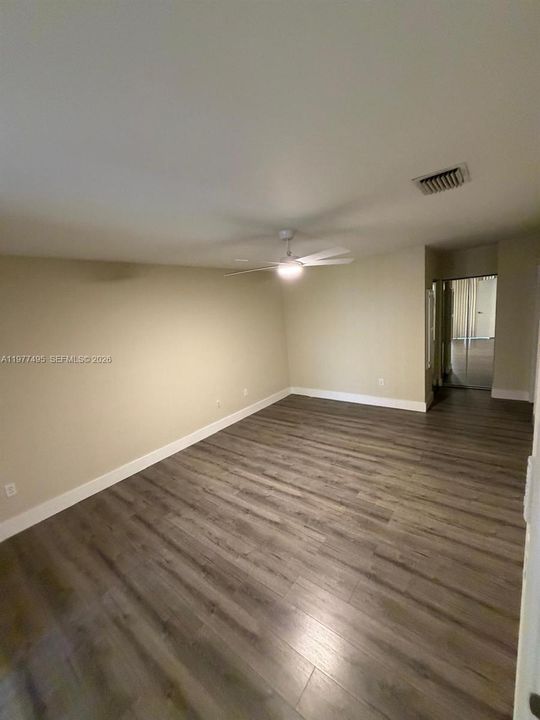 Activo con contrato: $215,000 (3 camas, 2 baños, 1442 Pies cuadrados)