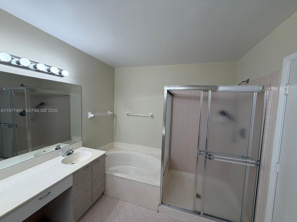 Activo con contrato: $215,000 (3 camas, 2 baños, 1442 Pies cuadrados)