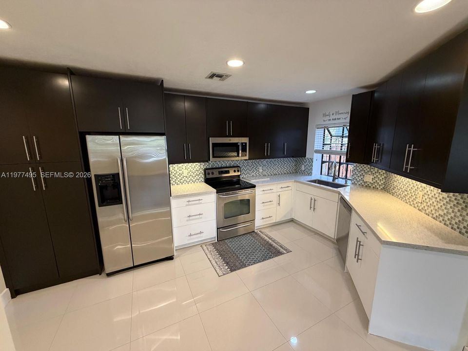 Activo con contrato: $215,000 (3 camas, 2 baños, 1442 Pies cuadrados)