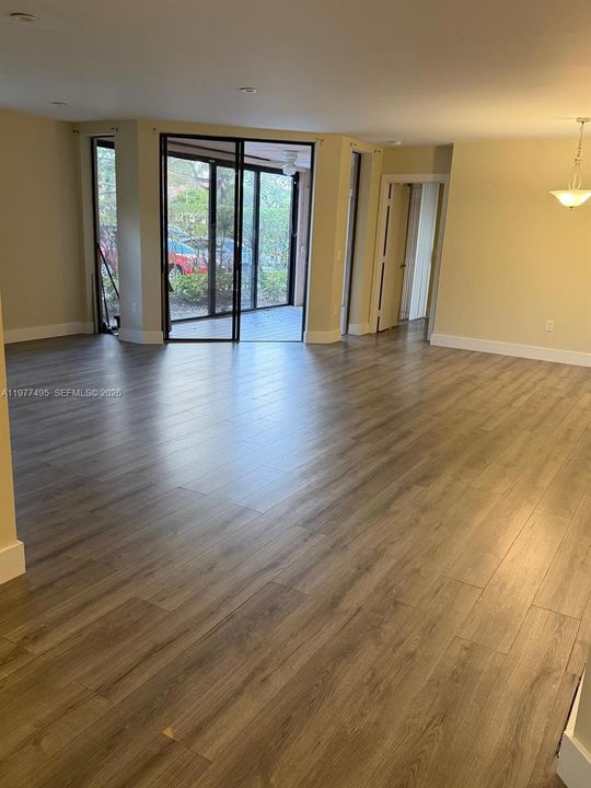 Activo con contrato: $215,000 (3 camas, 2 baños, 1442 Pies cuadrados)