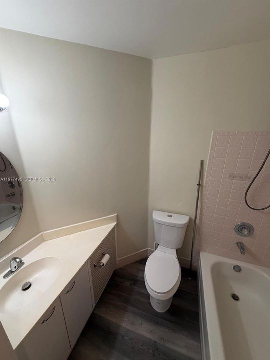 Activo con contrato: $215,000 (3 camas, 2 baños, 1442 Pies cuadrados)