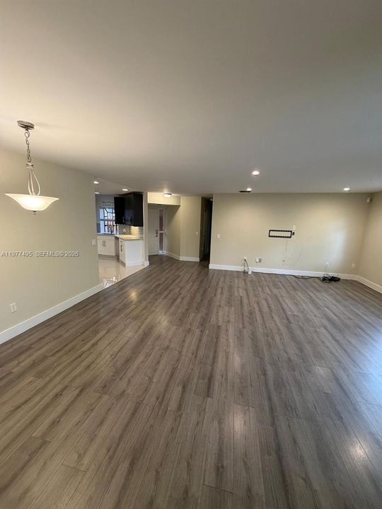 Activo con contrato: $215,000 (3 camas, 2 baños, 1442 Pies cuadrados)