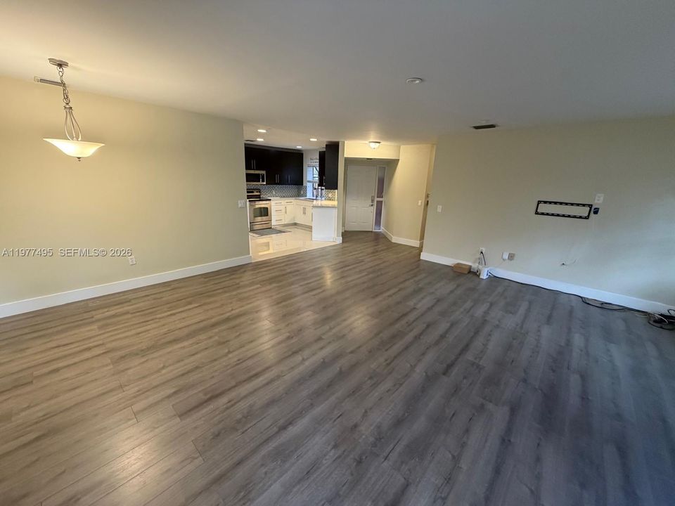 Activo con contrato: $215,000 (3 camas, 2 baños, 1442 Pies cuadrados)