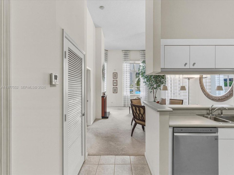 Под контрактом: $495,000 (1 спален, 1 ванн, 834 Квадратных фут)