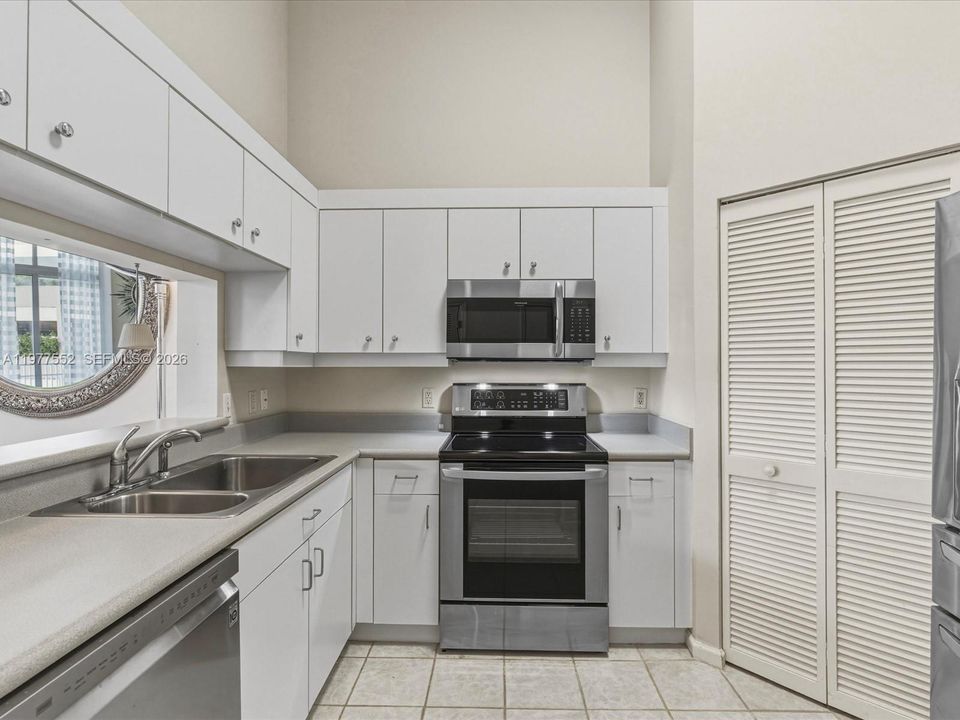 Под контрактом: $495,000 (1 спален, 1 ванн, 834 Квадратных фут)