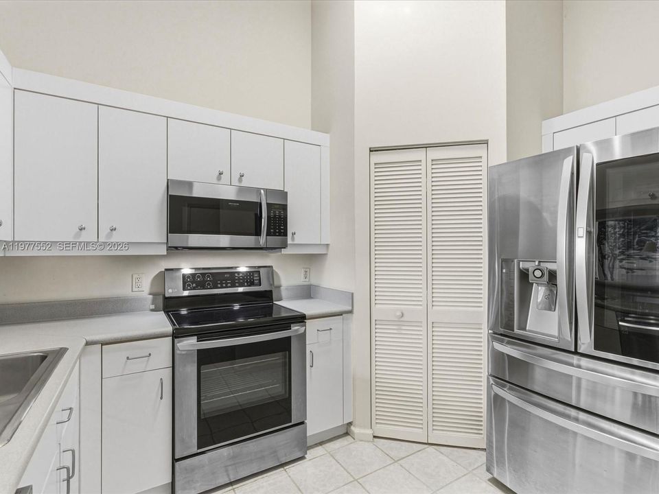 Под контрактом: $495,000 (1 спален, 1 ванн, 834 Квадратных фут)