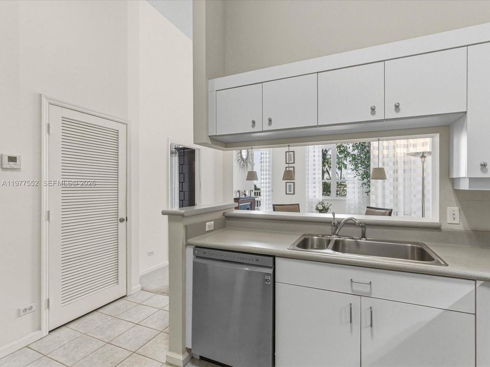 Под контрактом: $495,000 (1 спален, 1 ванн, 834 Квадратных фут)