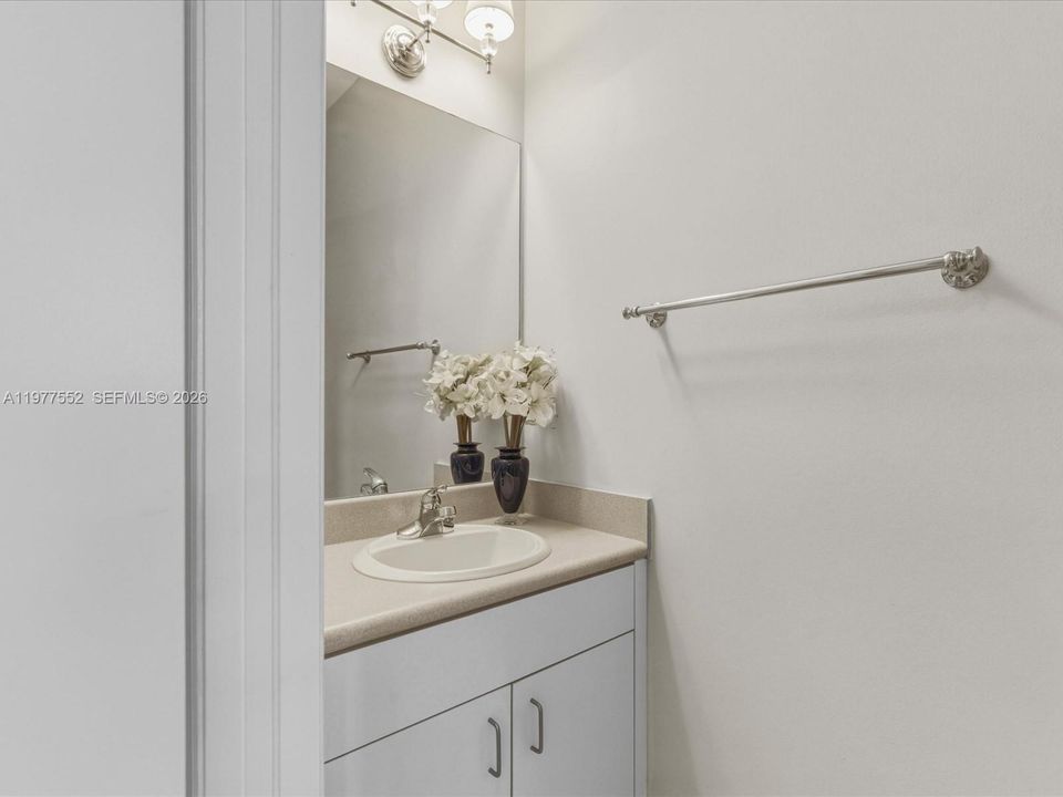 Под контрактом: $495,000 (1 спален, 1 ванн, 834 Квадратных фут)