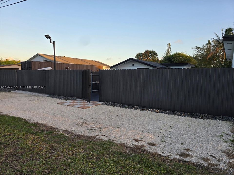Activo con contrato: $485,000 (4 camas, 2 baños, 2027 Pies cuadrados)