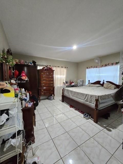 Activo con contrato: $485,000 (4 camas, 2 baños, 2027 Pies cuadrados)