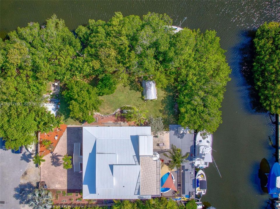 En Venta: $2,200,000 (3 camas, 2 baños, 2100 Pies cuadrados)