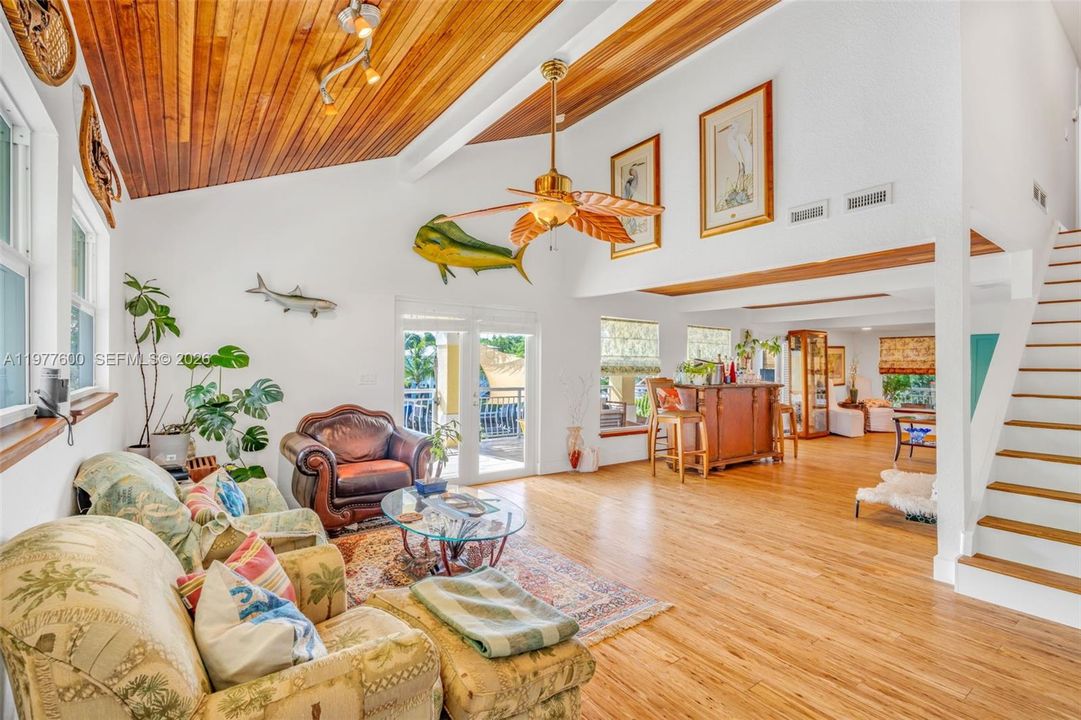 En Venta: $2,200,000 (3 camas, 2 baños, 2100 Pies cuadrados)